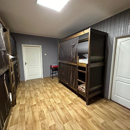Ararat-Poznyaki Hostel Kiev Esterno foto