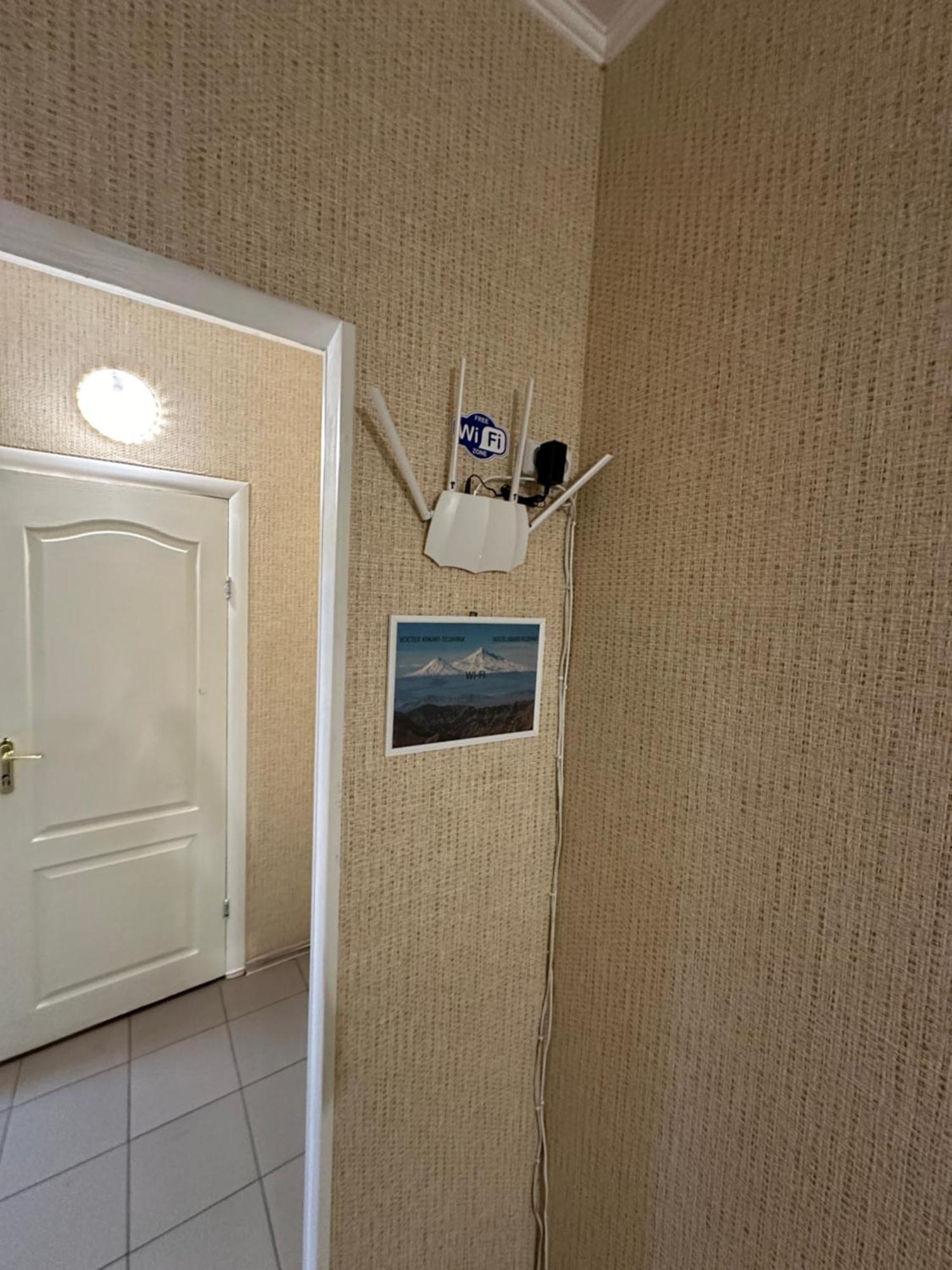 Ararat-Poznyaki Hostel Kiev Esterno foto